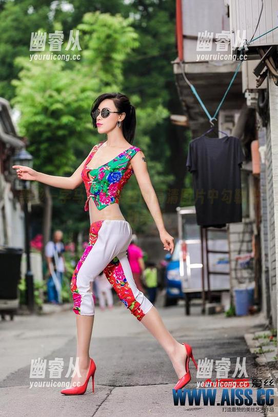 黑丝一字马：在爱丝的高清图片中勾勒出另一种美感。