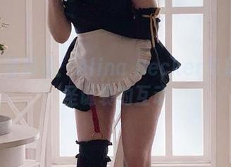 图库新晋明星：Alina Becker与那件2B圣诞装的互动