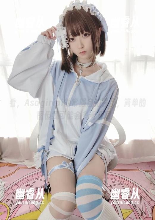 看，Asagiriai的常服自拍罢了，简单的图但我可能会多看几眼。