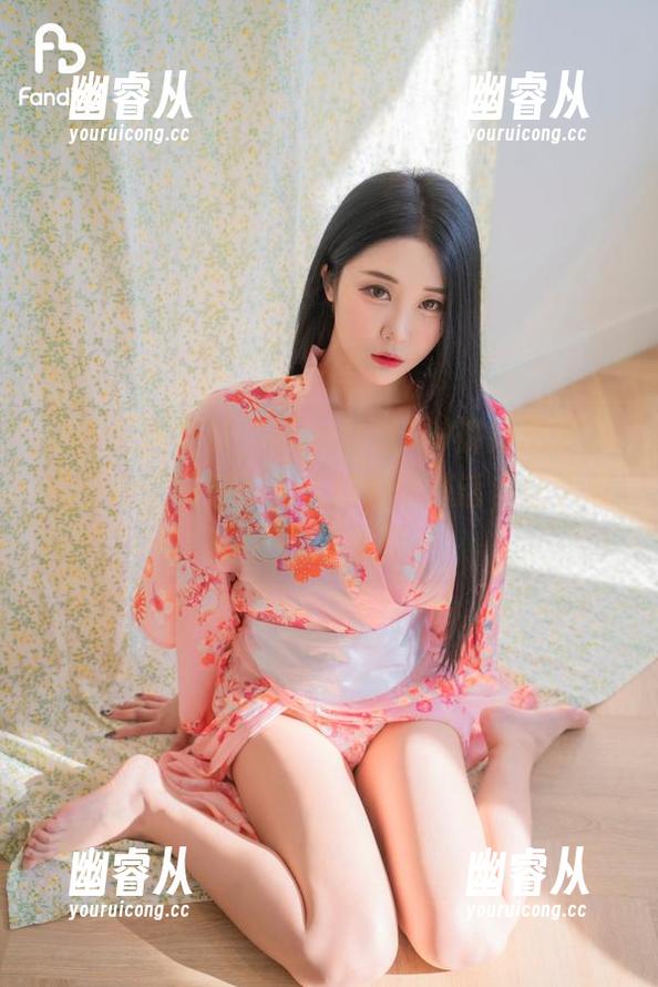 还有原图更新，Bomi(普美)御姐造型，似乎在说一些不为人知的悄悄话，让人忍不住想靠近