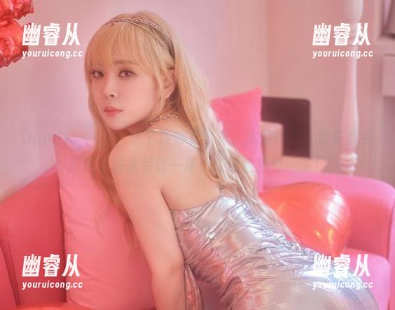 Dami(퀸다미)，这个连体衣写真，太惊艳了，也许我会把墙壁重新装饰一遍，壁纸全换成她的！