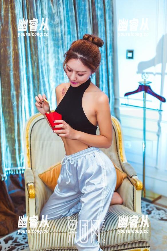 GIRLT果团网 - 女神写真大公开：在王语纯的网盘里找到了完美的追星方