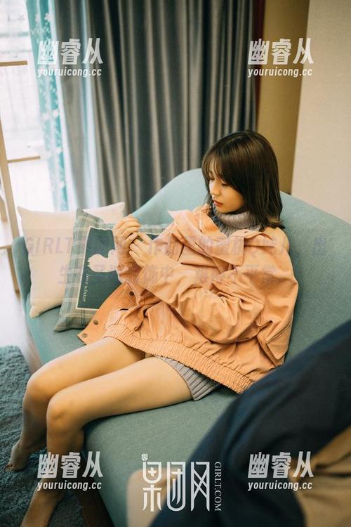 GIRLT果团网 - 作品里的蜜桃Q妹儿，出生在圣诞装饰中，难得不平常。