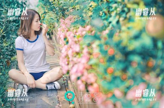 TGOD推女神 - 一张施忆佳的丝袜写真，静静地躺在那里，似乎正等着我去解读她的含蓄暗示。