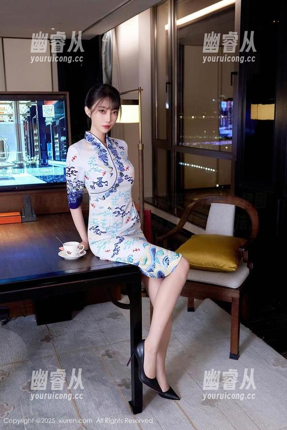 Xiuren秀人网 - 这张奶芙乔乔的白裙图片，让我对“纯粹”有点别样的想法。