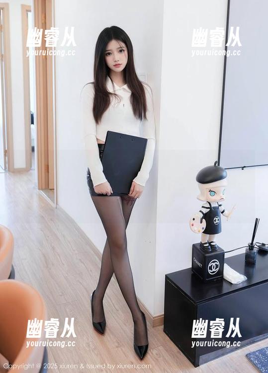 Xiuren秀人网 - “豆瓣酱校服：你以为她在上课，其实在翻阅网红秘籍！”——原图作品