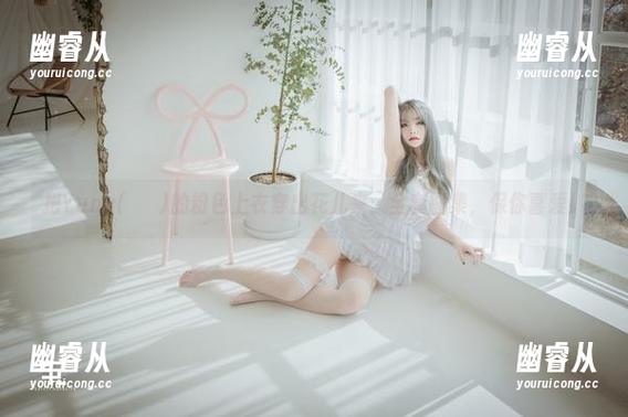 把Yuna(윤아)的粉色上衣穿出花儿来：全套图集，保你喜爱！