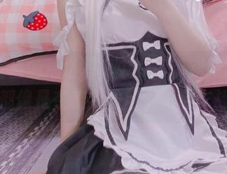 在at鲨鱼的精选写真中，吊带新娘的每个姿势都像是在和我的目光顶风作战呢！