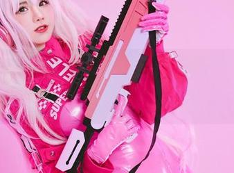 sally多啦雪的吊带作品，让我不由自主想学习走秀，虽然我很笨！