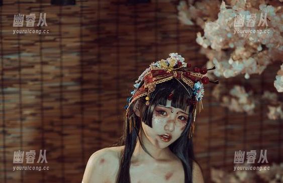 一笑芳香沁，笼中鸟的忧伤记录在照片里。
