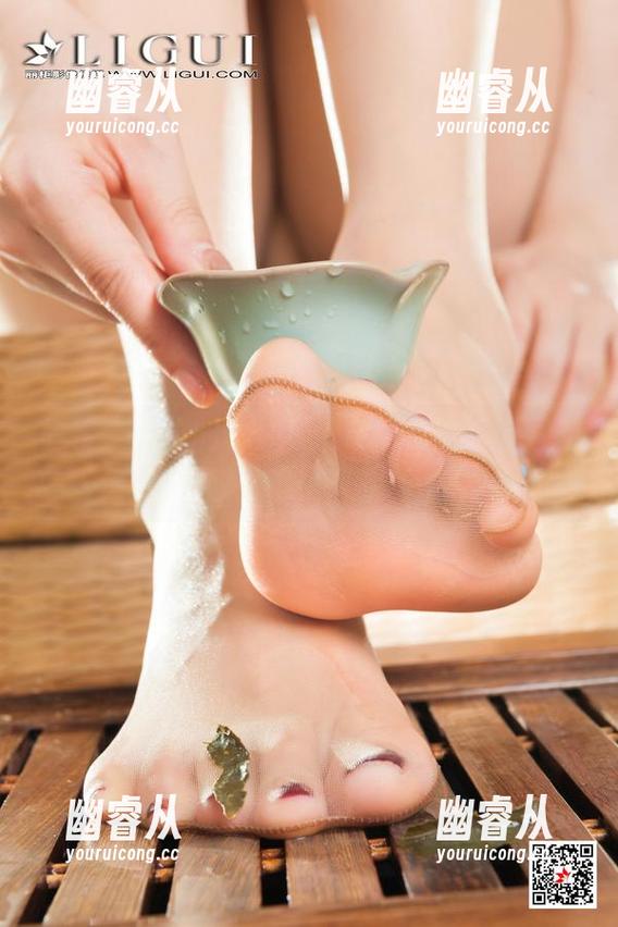 丽柜 - 小熊的丝袜美图合集，边看边默默惊叹：这才叫会穿！