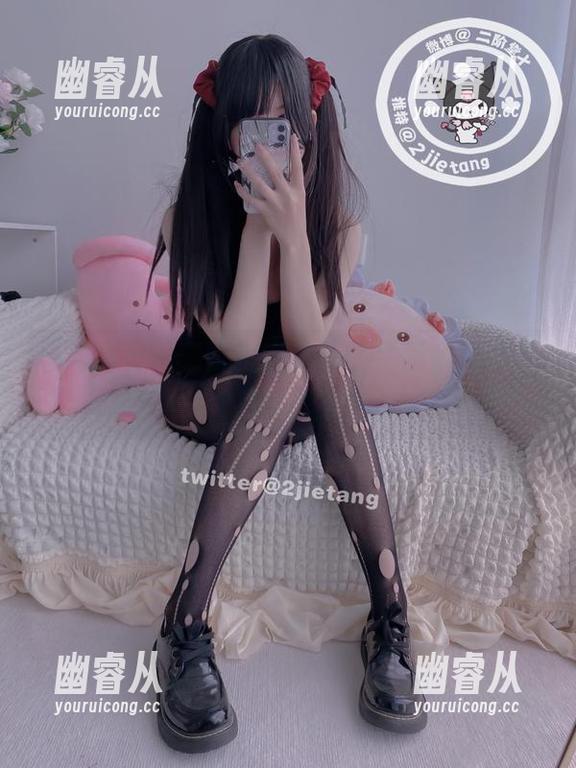 学妹背影，二阶堂宅绘子的作品集里总有一种热烈的腼腆。