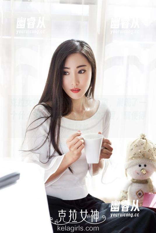 克拉女神 - 户外图册中的姜璐，展现了一个什么都有但不一定在意的态度，随便得恰到好处。