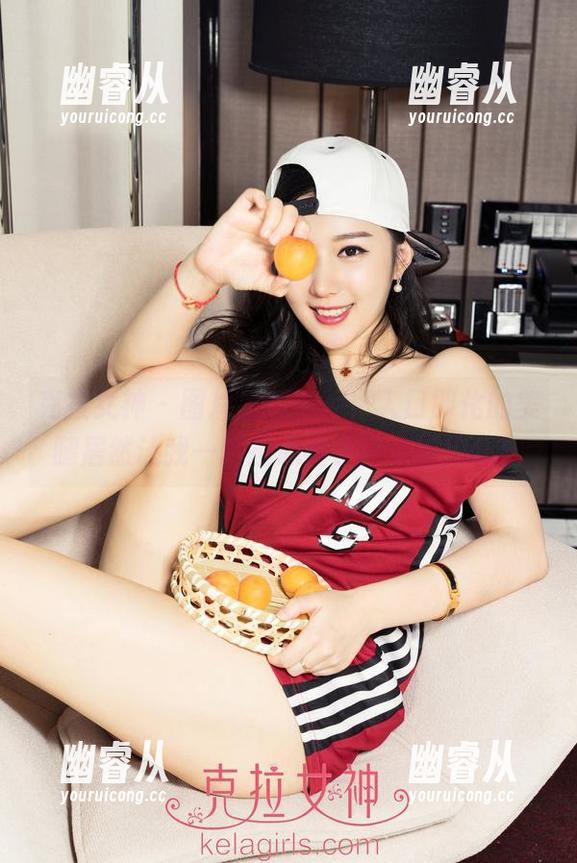 克拉女神 - 图片里的小芹，入口即化的美腿居然让我一路担心裤子撑不撑得住！