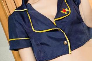 克拉女神 – 菲菲的泳装合集：灯光打在她身上，多么清凉一夏！