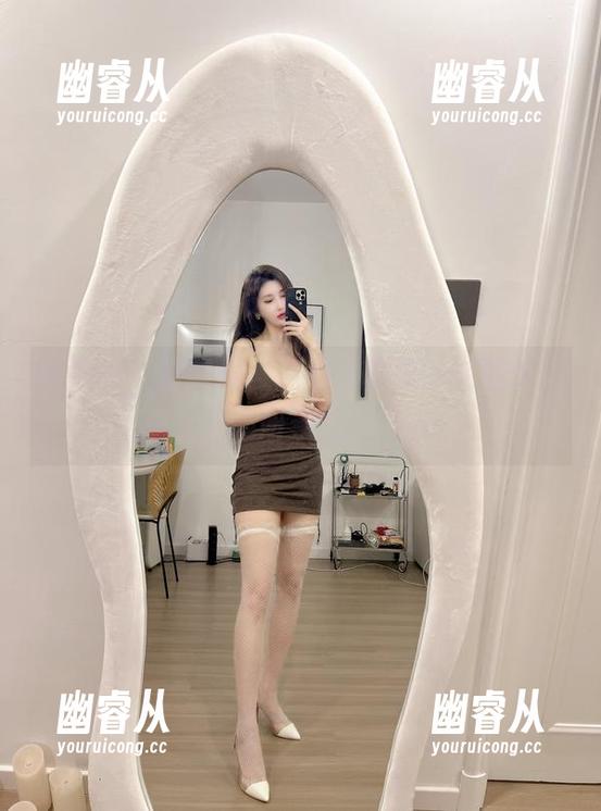 微密圈 - 有时候，私拍的真谛尽在那件毛衣上，周妍希总能驾驭。