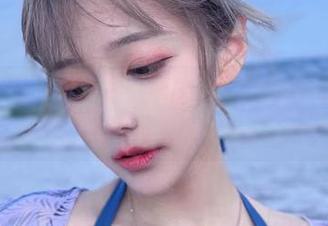 无圣光也照样美！啾小妍Deer的礼服，让我想到了梦里那件飘逸的云彩。