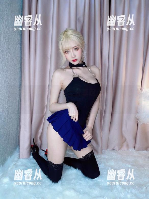 啾小妍的网袜写真，分享这份暧昧，感觉自己快要整个入镜了。
