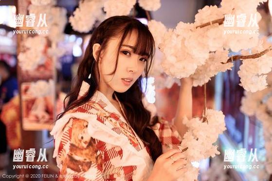 嗲囡囡 - 本以为短裙很普通，没想到施忆佳KITTY一穿就成了绝妙风景，下载太值得了。