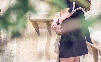 头条女神 – 刚刚更新：张梓柔的裤里丝，恍若光速潜入我的视线。