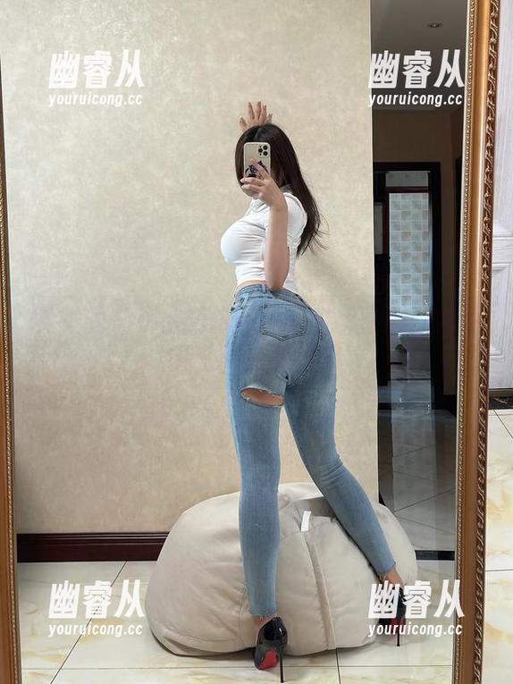 微密圈 - 奶宝妹纸在白裙里转圈圈：照片和壁纸交织的梦