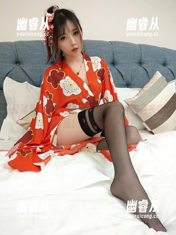 打破传统，小女巫露娜教你怎样把睡衣穿出街头感！图包不见不散！