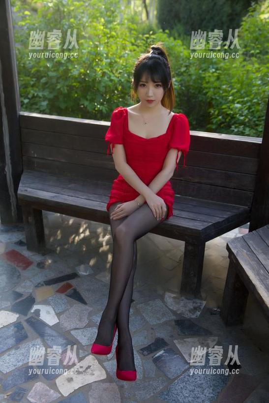 小女巫露娜在护士服里，图片分享太不“职业”了吧？