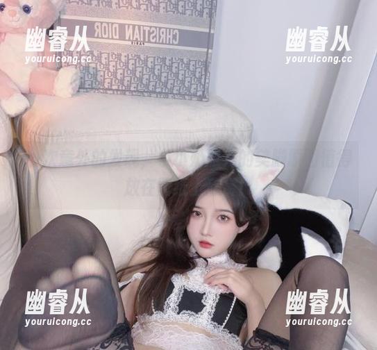 一次意外的发现，小小奶瓶儿的美脚原图值得放在壁纸上欣赏！