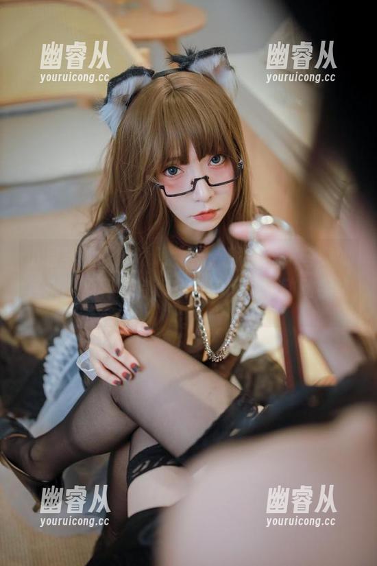 小泉学姐吖的透明女仆，满足你一些突如其来的福利期待，想看的话就要动动手咯。