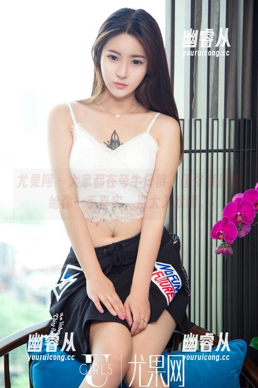 尤果网 - 大家都在夸牛仔裤，但佟蔓原图给你一手真实，别太入戏哦。