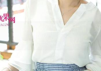 尤果网 – 尤菲儿的美足在照片里，好像在对我说：“快来看我!”