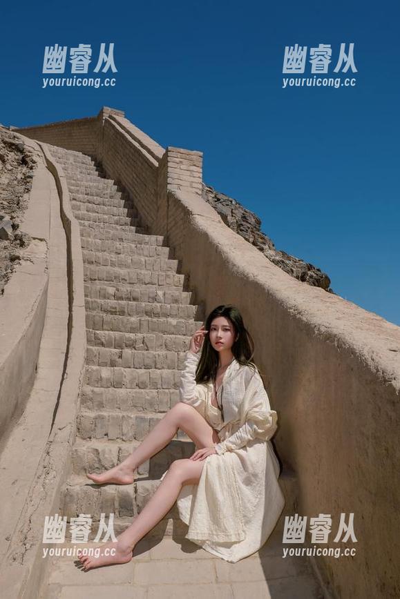 年年Nnian的女警原图，这身形，随便一扭就能安排了吧？下载吧，太可爱了！