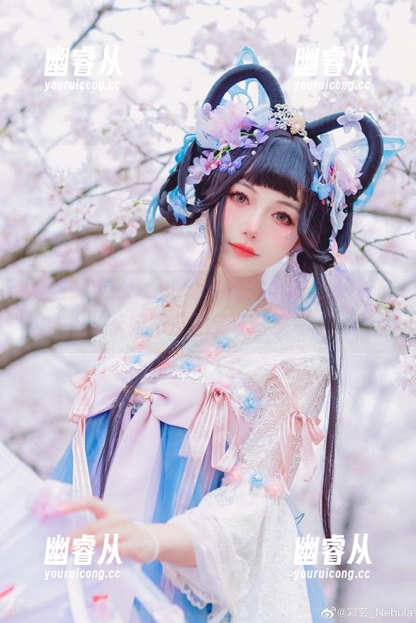 下载彩芸_Nebula的原图，光之高扬斯卡娅，反正会让你发呆