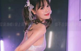 分享星黛鹿鹿i穿上罩纱豹纹泳装的写真，情不自禁想去冲浪了。