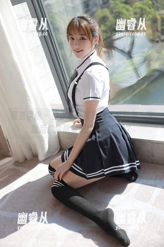 模范学院 - 汐汐爱吃草莓的可爱图集，下载后你会想要把她搬回家吗？