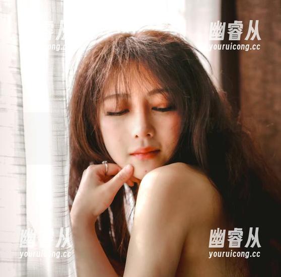 图片中樱晚gigi的毛衣，私拍时不小心露了些小心思！