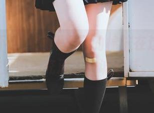 不怕你不懂，河豚抚子的棉袜在这张原图里照样充满了戏谑意味。