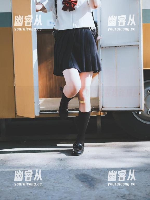 不怕你不懂，河豚抚子的棉袜在这张原图里照样充满了戏谑意味。
