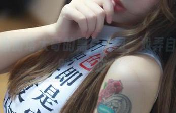 下载洛丽塔大哥的黑白套图，戏弄自己也别说太过分