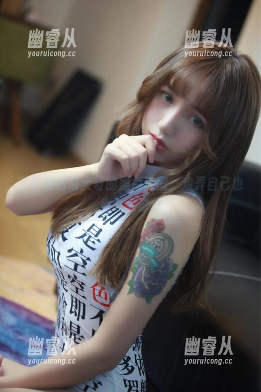 下载洛丽塔大哥的黑白套图，戏弄自己也别说太过分