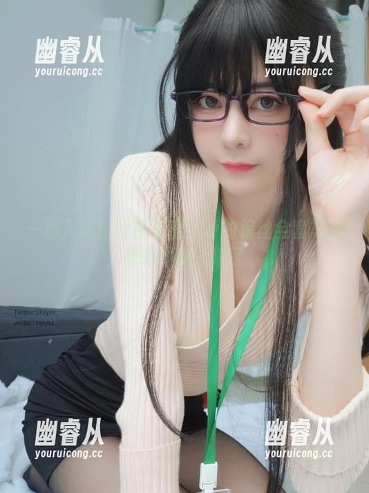 一秒入坑！眼酱大魔王w的棕丝全套写真，根本不想上班了。