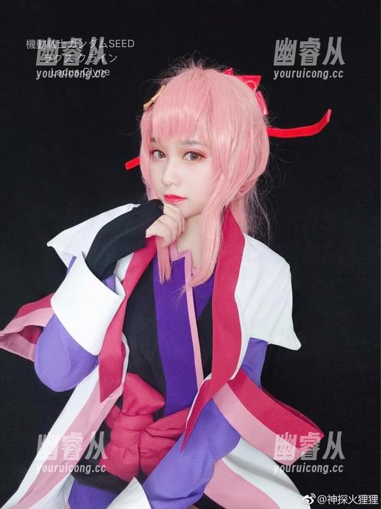 今日份分享：最新图集里，神探火狸狸把沐恩睡衣穿出了一种无与伦比的“放松感”。