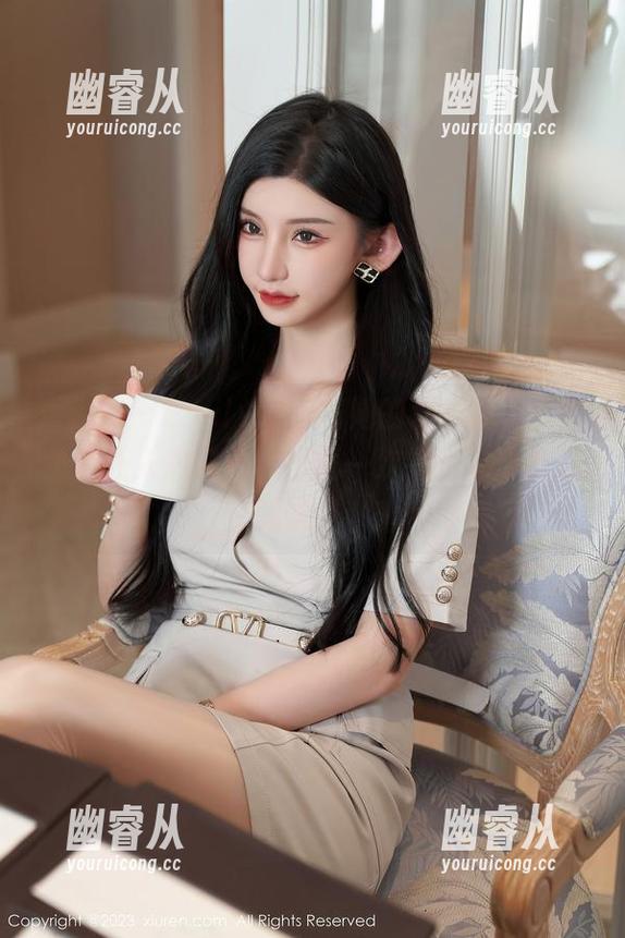 秀人网 - Emily尹菲与她的连衣裙，原图总是让人想多看，再再一次探讨这个作品究竟讲了个啥