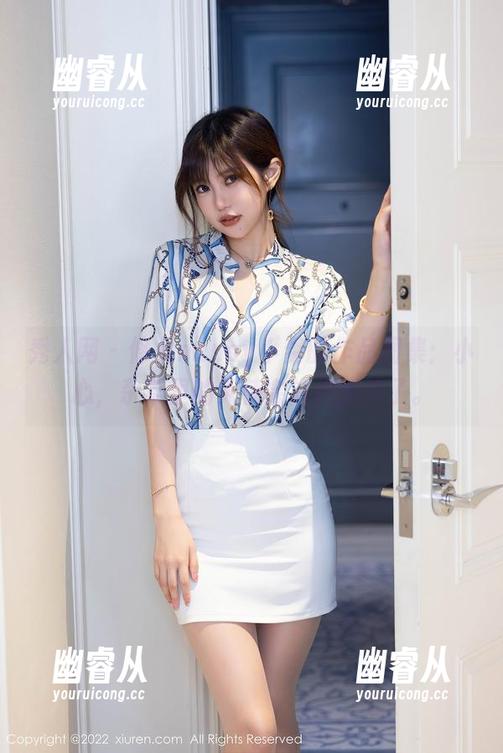 秀人网 - 修女nancy小姿的作品图集：小心，杂草里的天使会让你想多了。