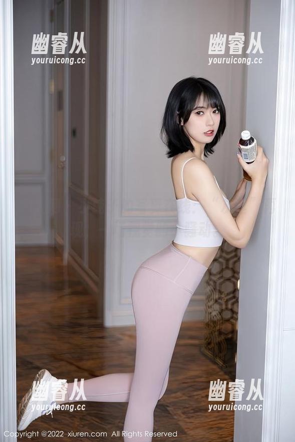 秀人网 - 小纯子的写真在线：“灰丝”再现，一场视觉的小骚动。