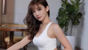 秀人网 – 看！是小逗逗的短裤图片更新，风太大了，得小心翻车！