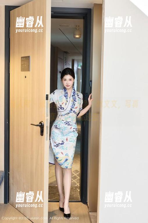 秀人网 - 泳池里的“人鱼”林文文，写真分享让你想跳进去！