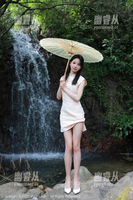 秀人网 - 趁热拿铁latte的女王写真，让我对图包的逻辑产生了怀疑