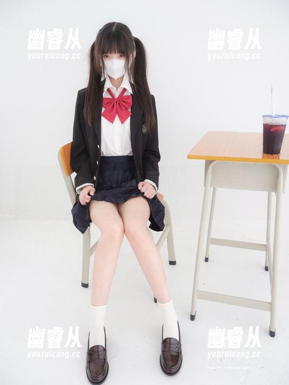 紧急企划 - 小婕的吊带图集：从头到脚，整个画面都在发光
