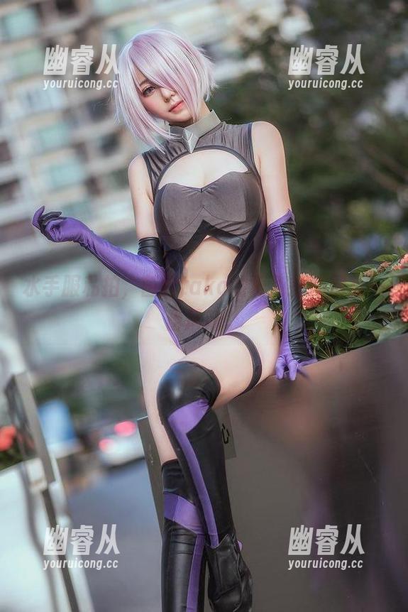 水手服私拍，菌烨tako的角色扮演别有一番风味。